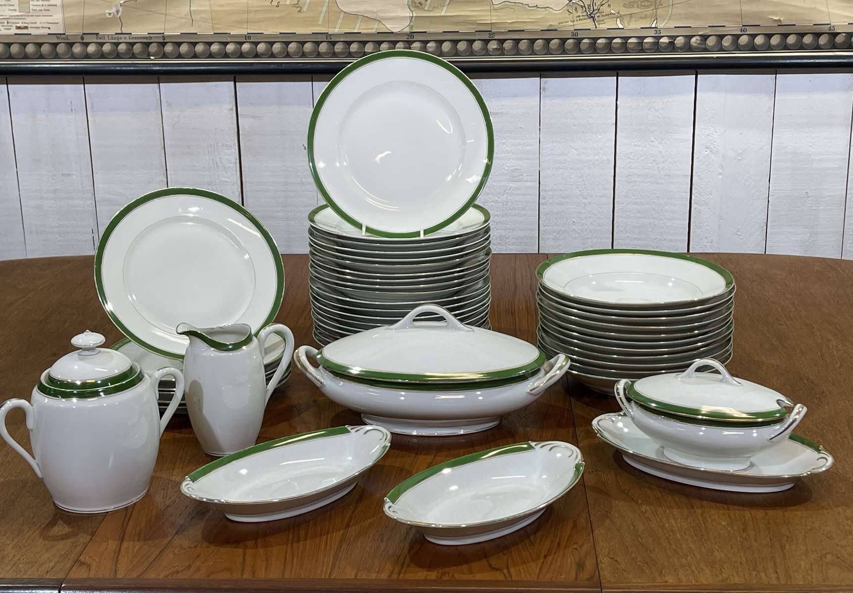 Service de table en porcelaine de Limoges années 60 vert et or - 42 pièces