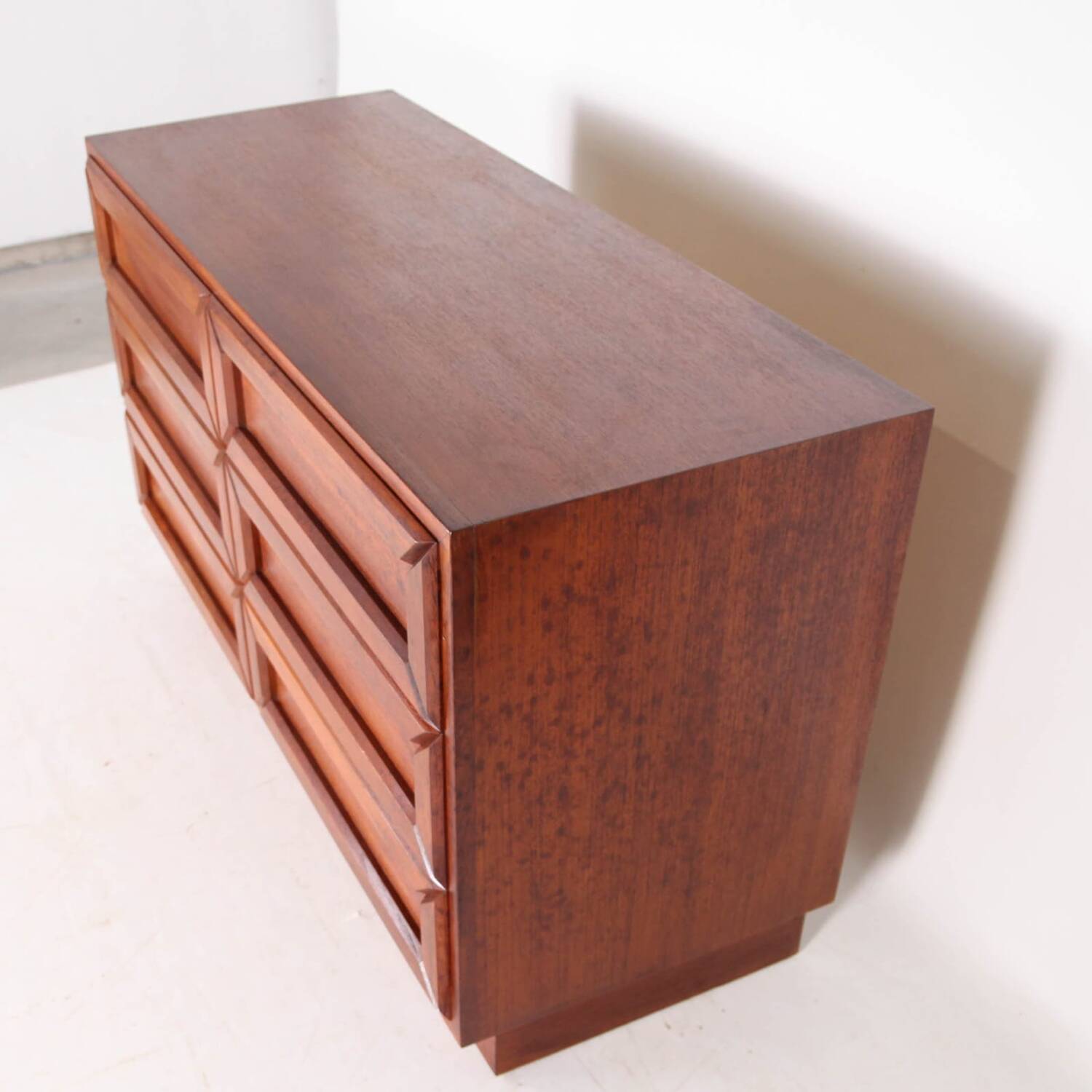 Graphic commode