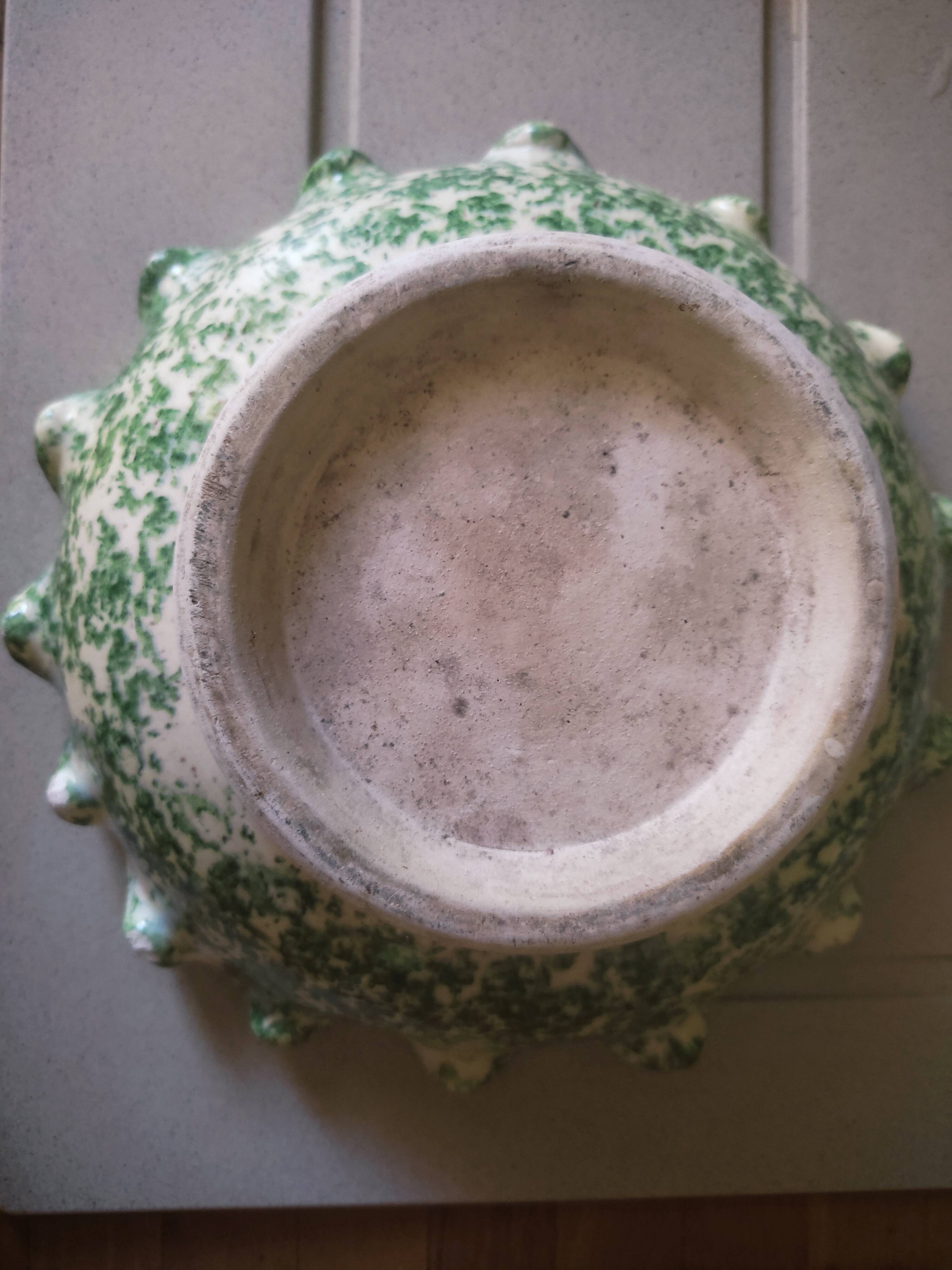 Ceramic bowl with hemmed edges