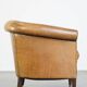 Fauteuil en cuir de mouton et clous de tapissier