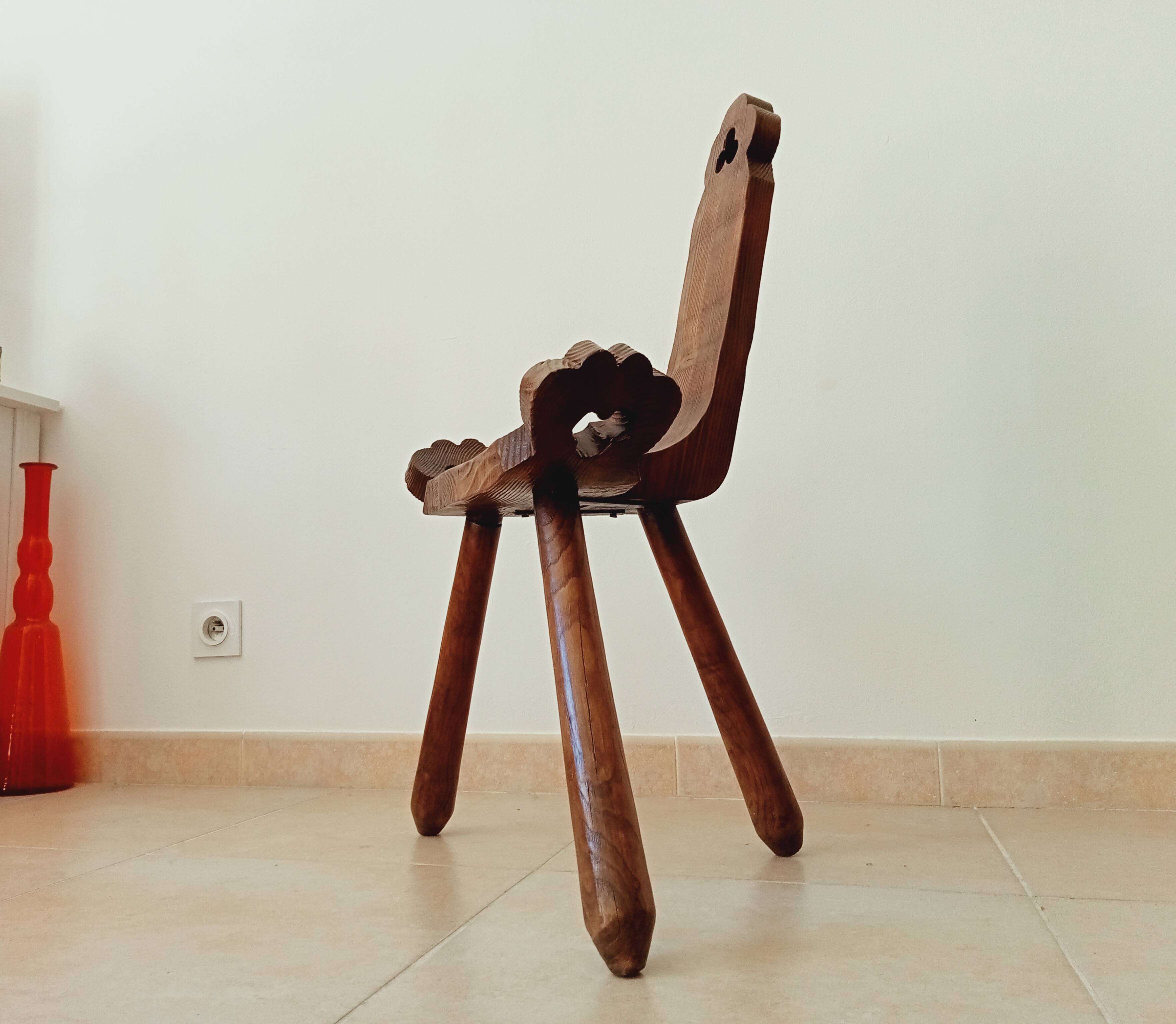 Chaise brutaliste tripode début XXeme