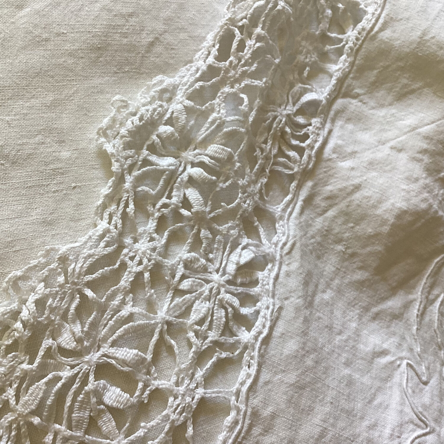 Ancien drap brodé monogramme CA