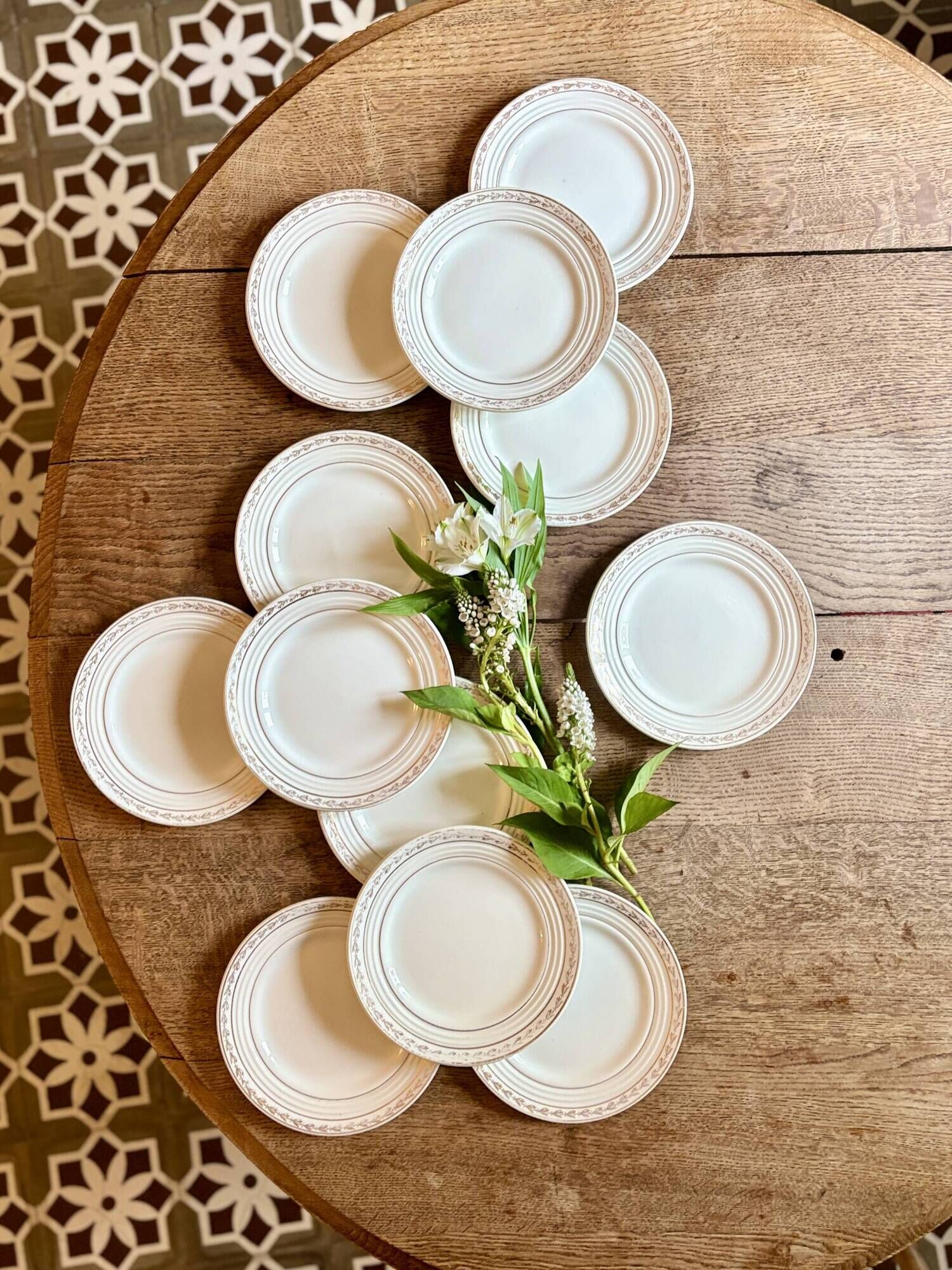 Lot de 12 assiettes à dessert vintage blanches et dorées Céranord