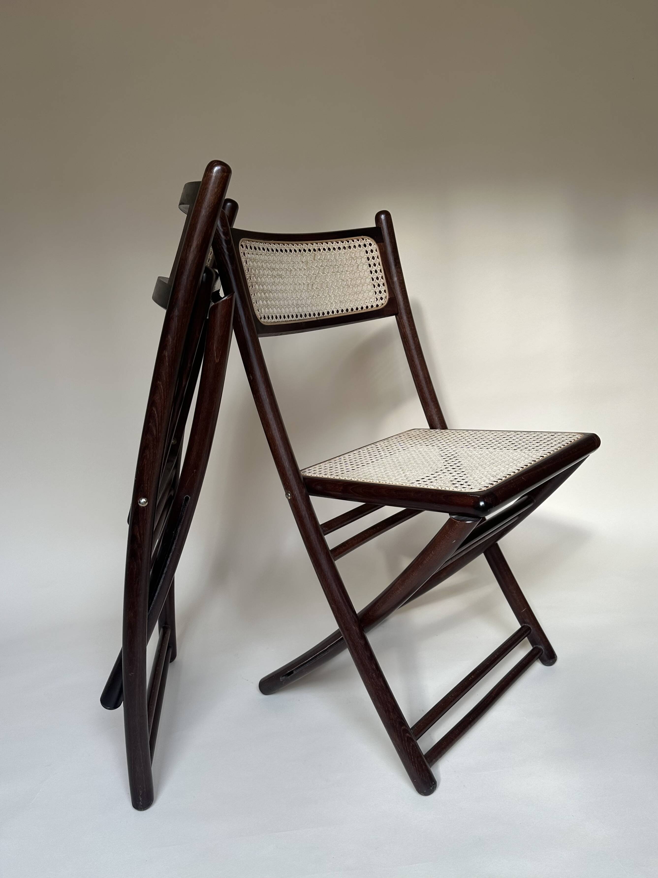 Set de quatre chaises pliantes en bois et cannage