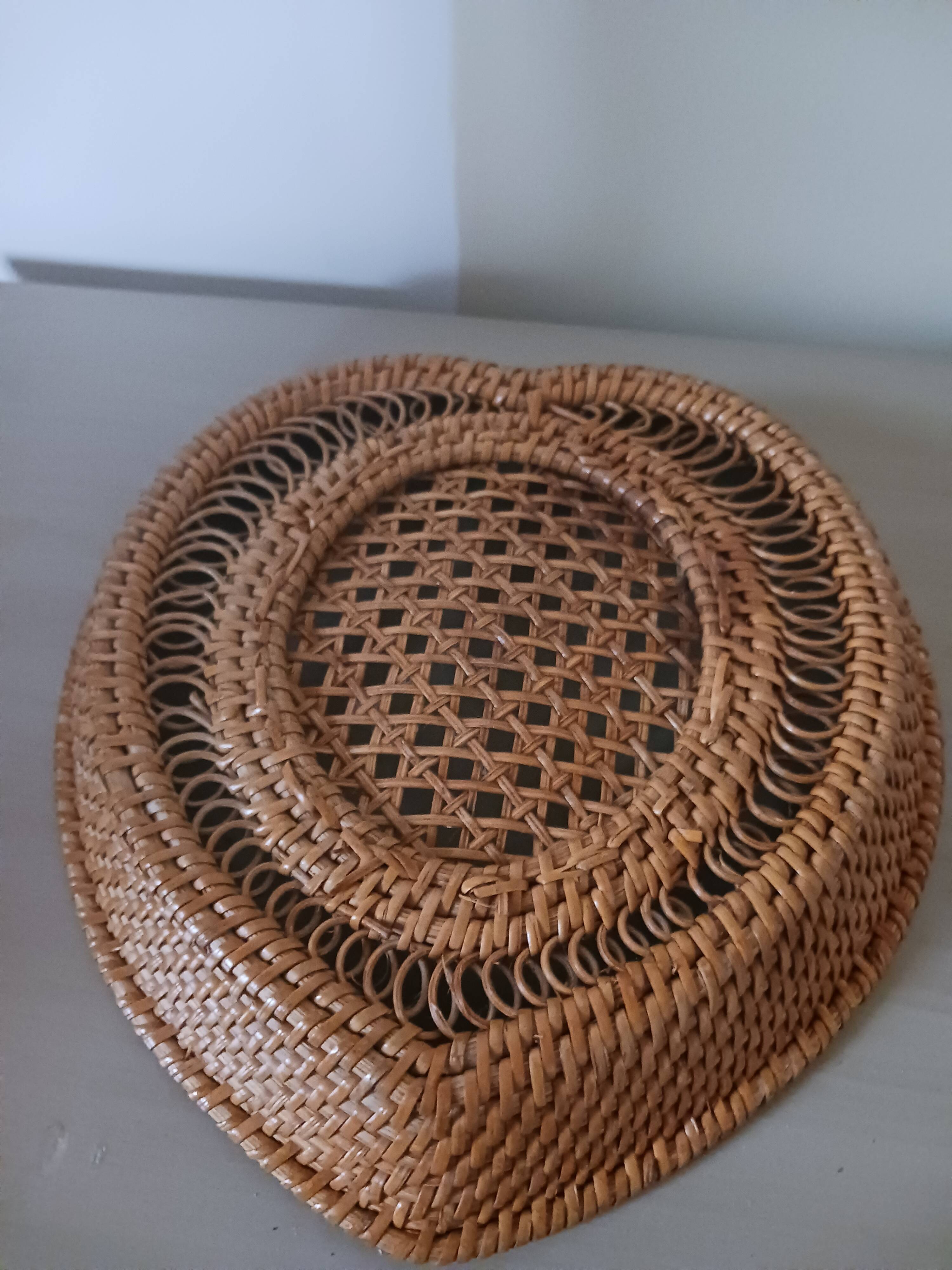Corbeille  vintage, en rotin .