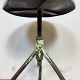 Tabouret pivotant industriel en fer vert, années 1960