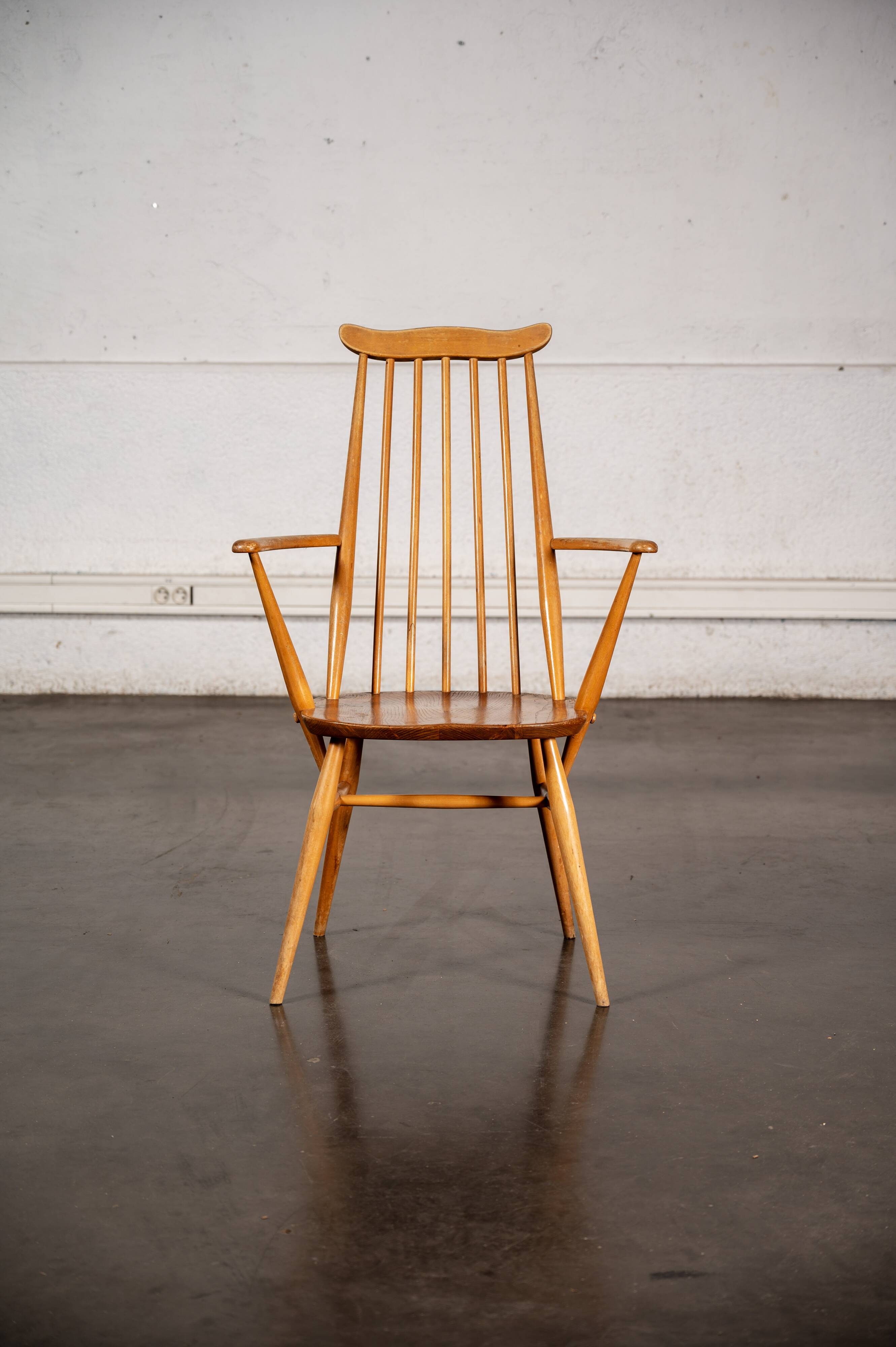 Set of 2 Windsor chairs with armrests.