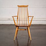 Set of 2 Windsor chairs with armrests.