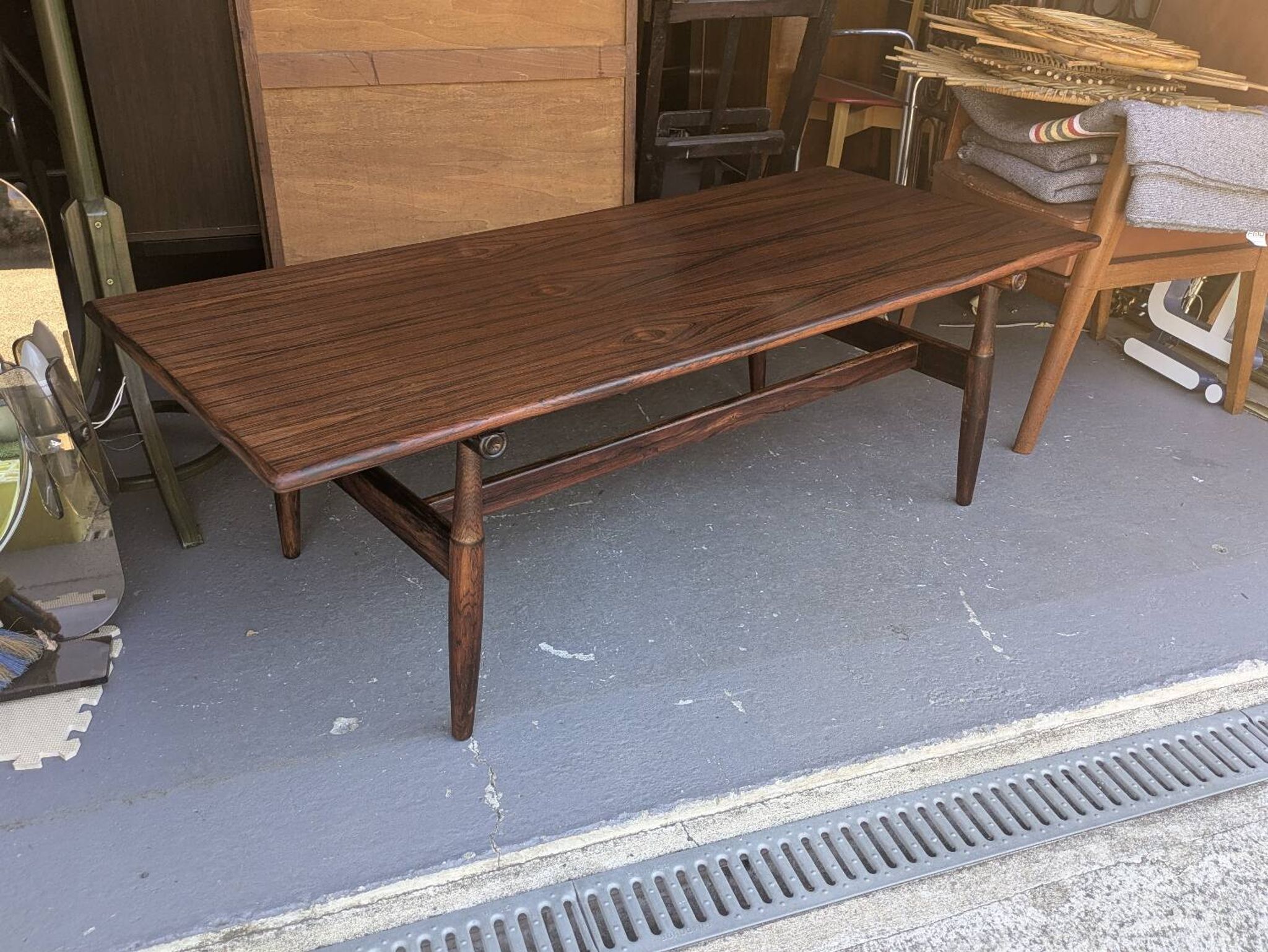Table basse vintage en palissandre – style scandinave années 60