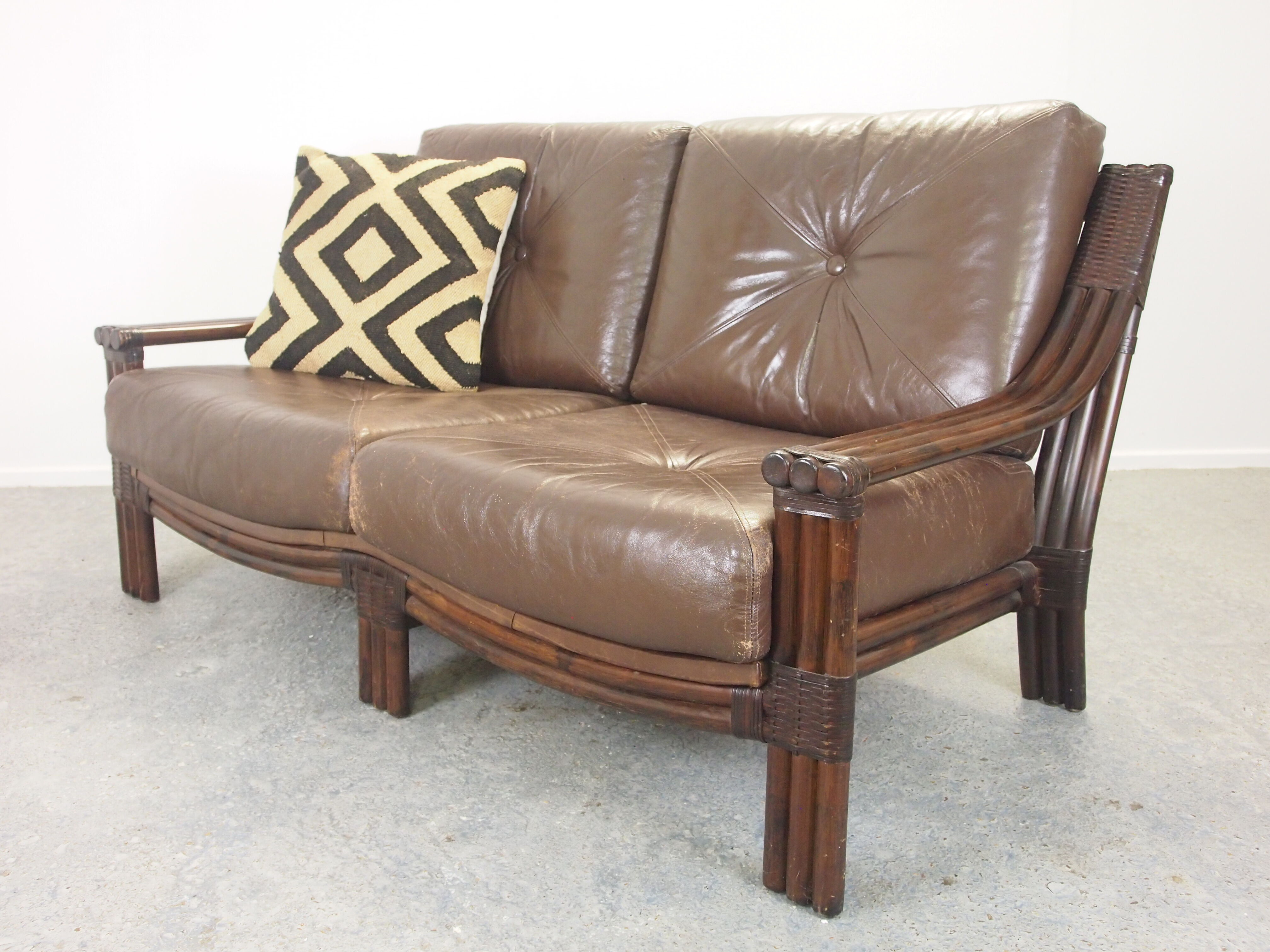 Canapé boho 2 places vintage du milieu du siècle avec coussins en cuir