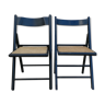 Paire de chaises pliantes en bois noirci et assise cannée
