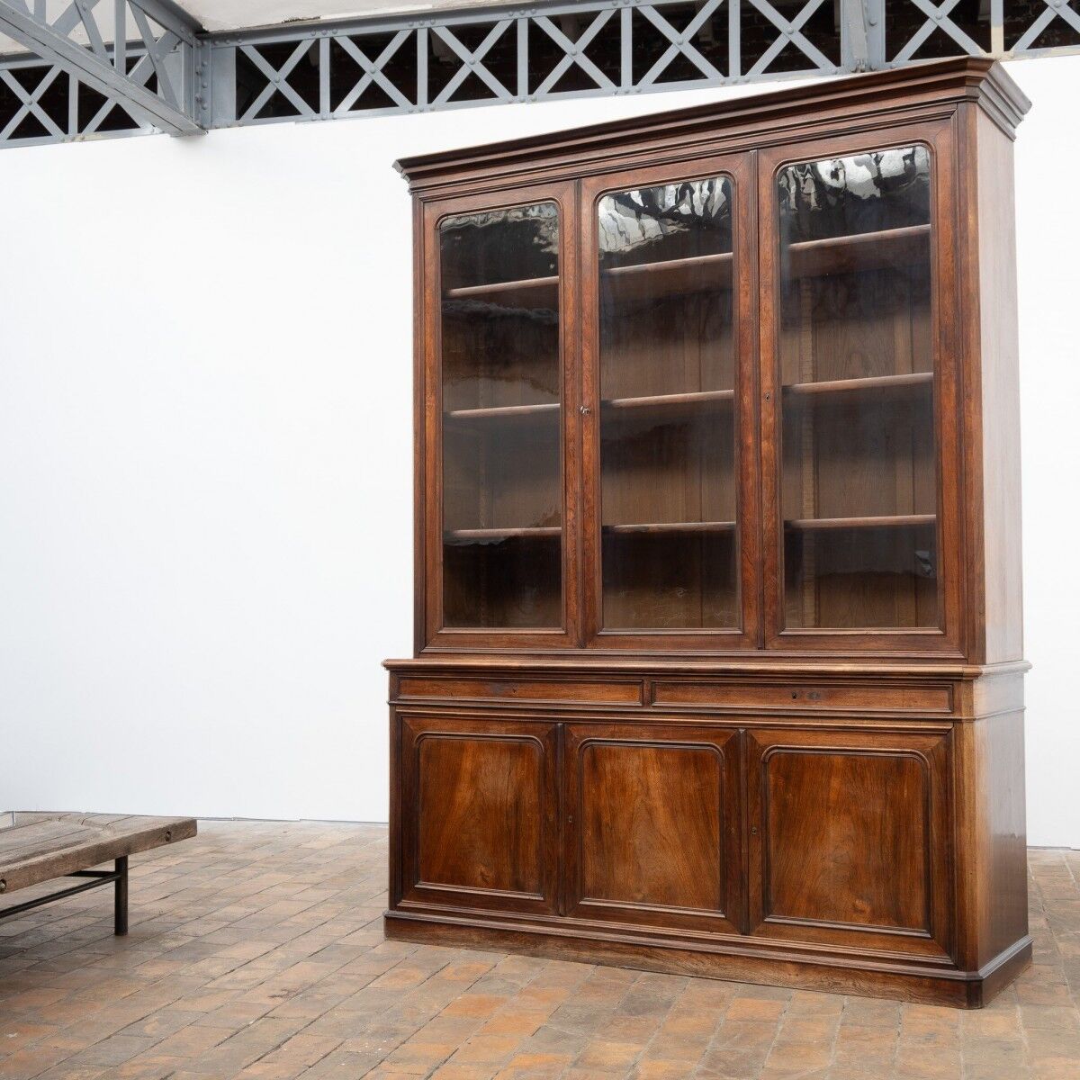 Large glass-fronted library in rosewood from the 19th century.