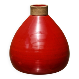 Vase rouge en grés émaillé,