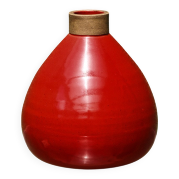 Vase rouge en grés émaillé, signature alpha apocryphe