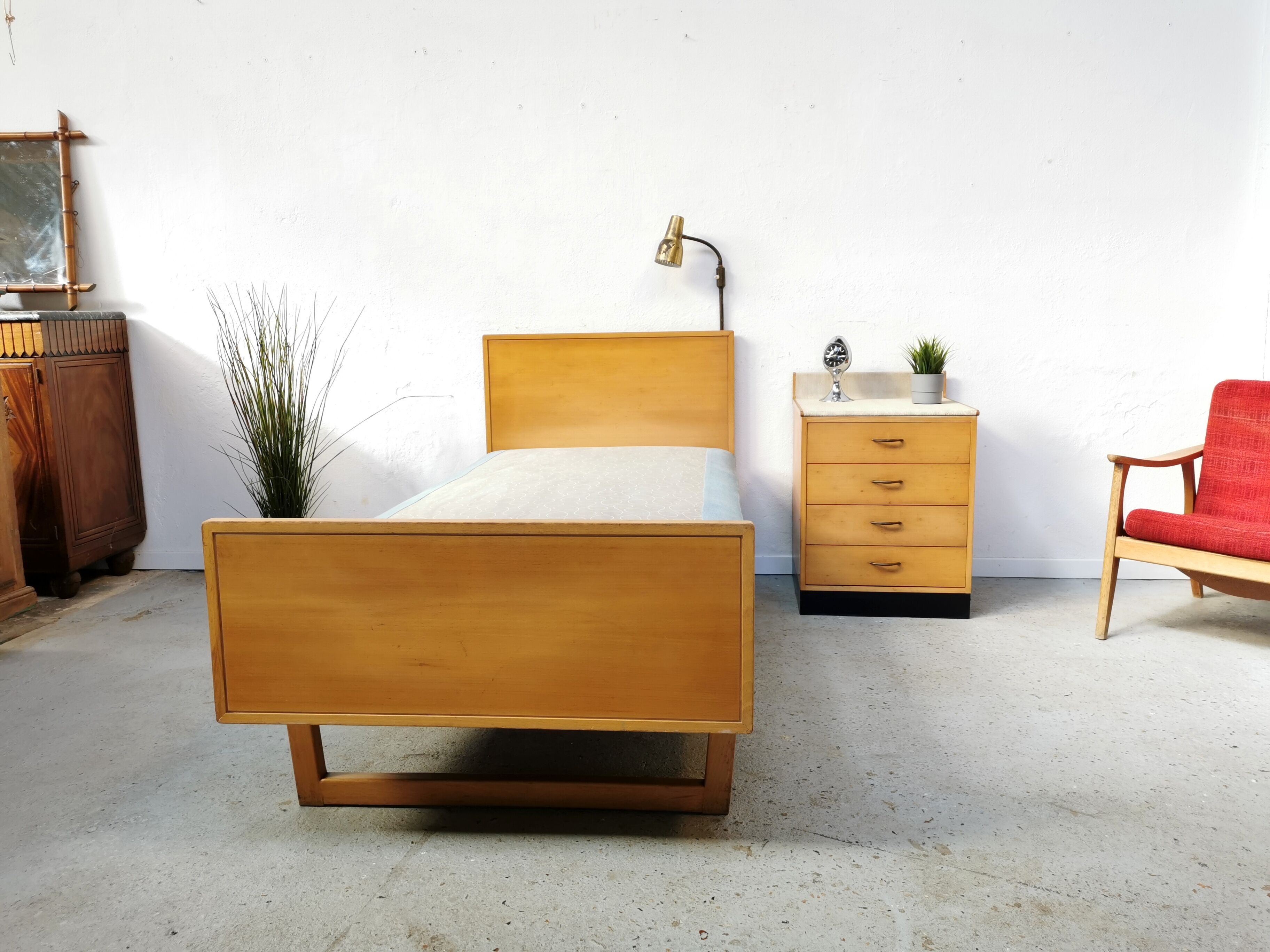 Vintage Scandinavian bed and lamp signed NK 1959