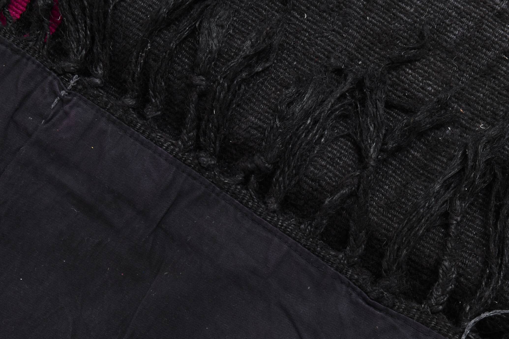 Tapis Kilim rayé gris foncé et noir