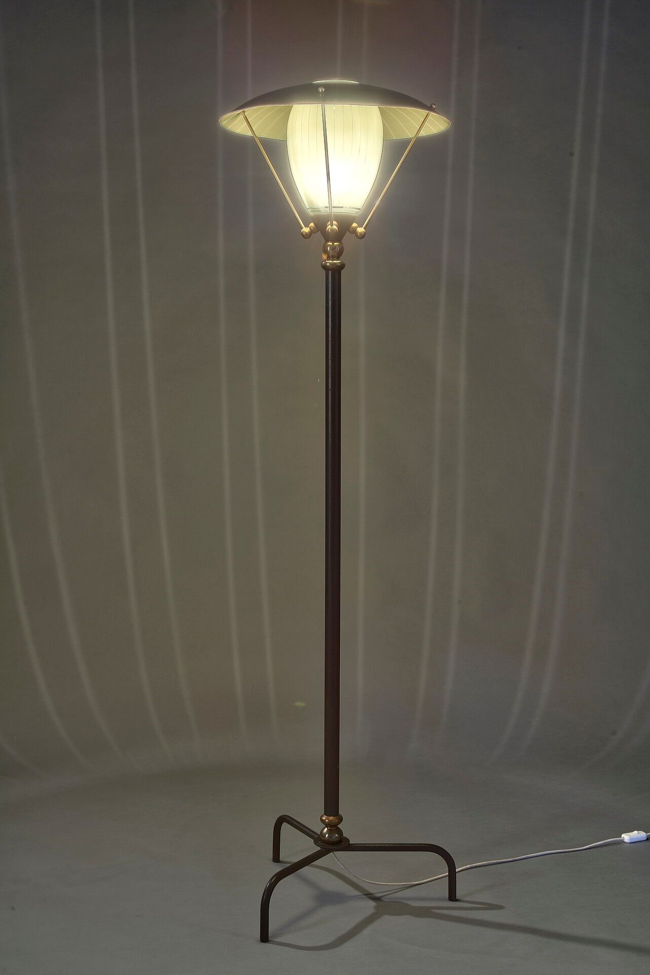 Lampadaire tripode de forme réverbère en fer et verre