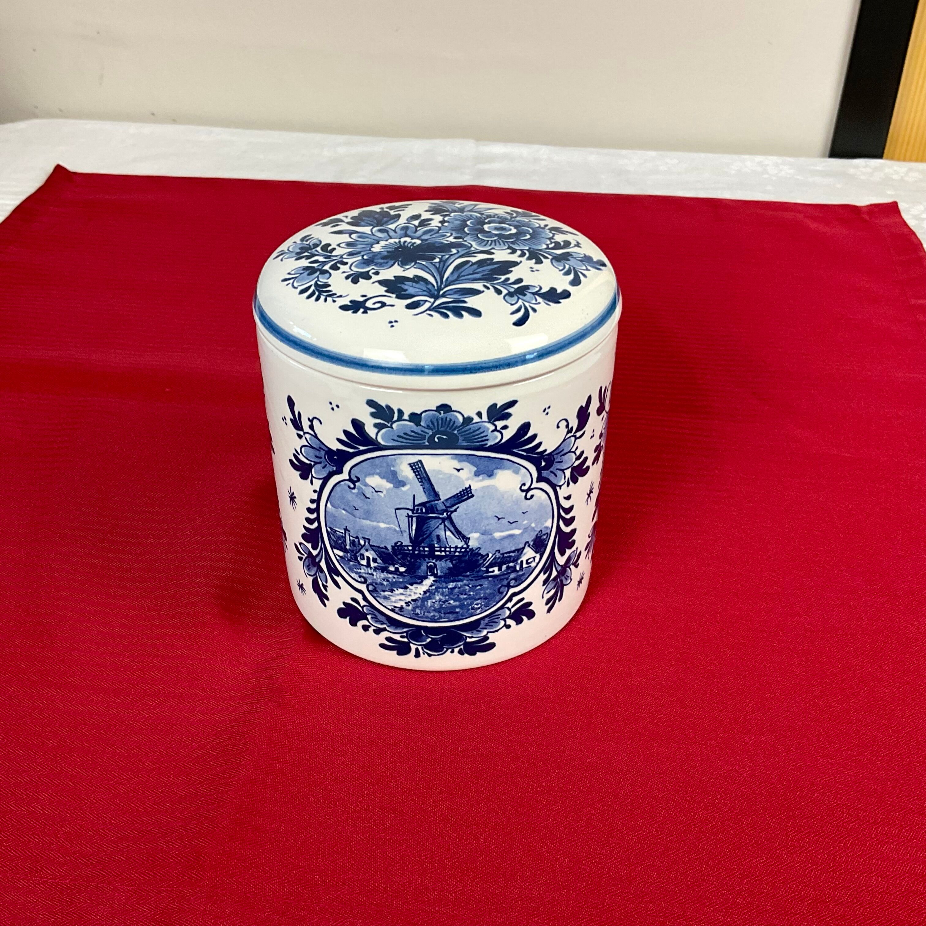 Delft blue Holland ceramic candy box
