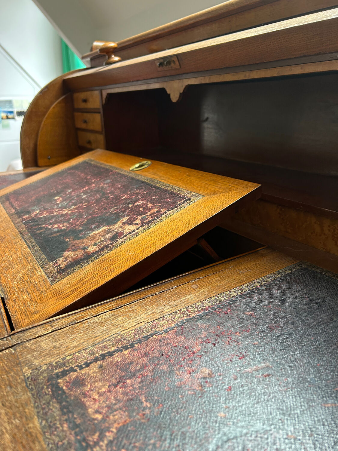 Beautiful vintage 20th-century American cylinder desk and its chair.