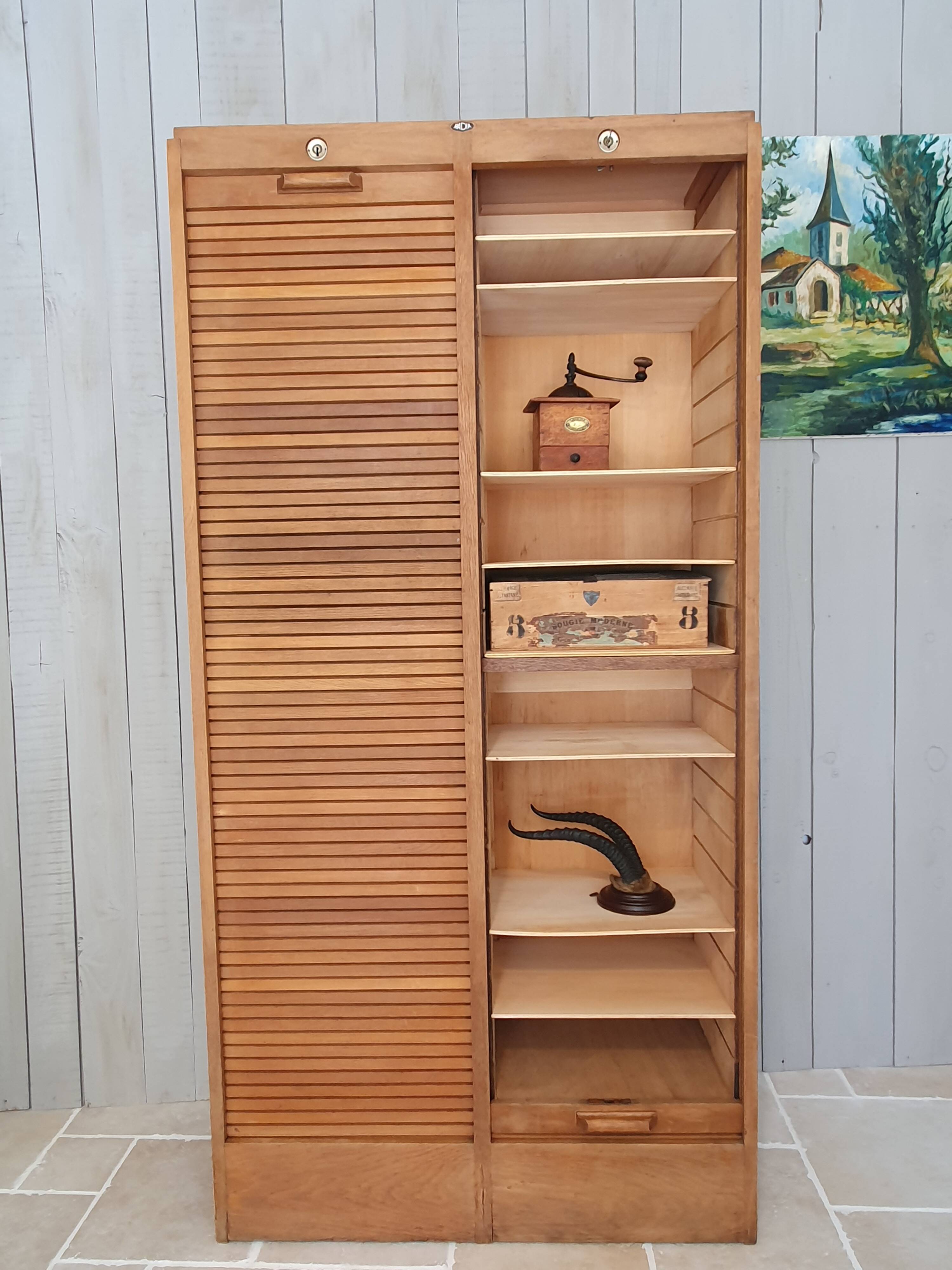 Double curtain cabinet