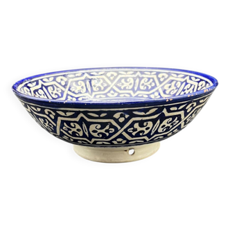 Saladier plat artisanal en céramique marocaine ville de Fès au Maroc