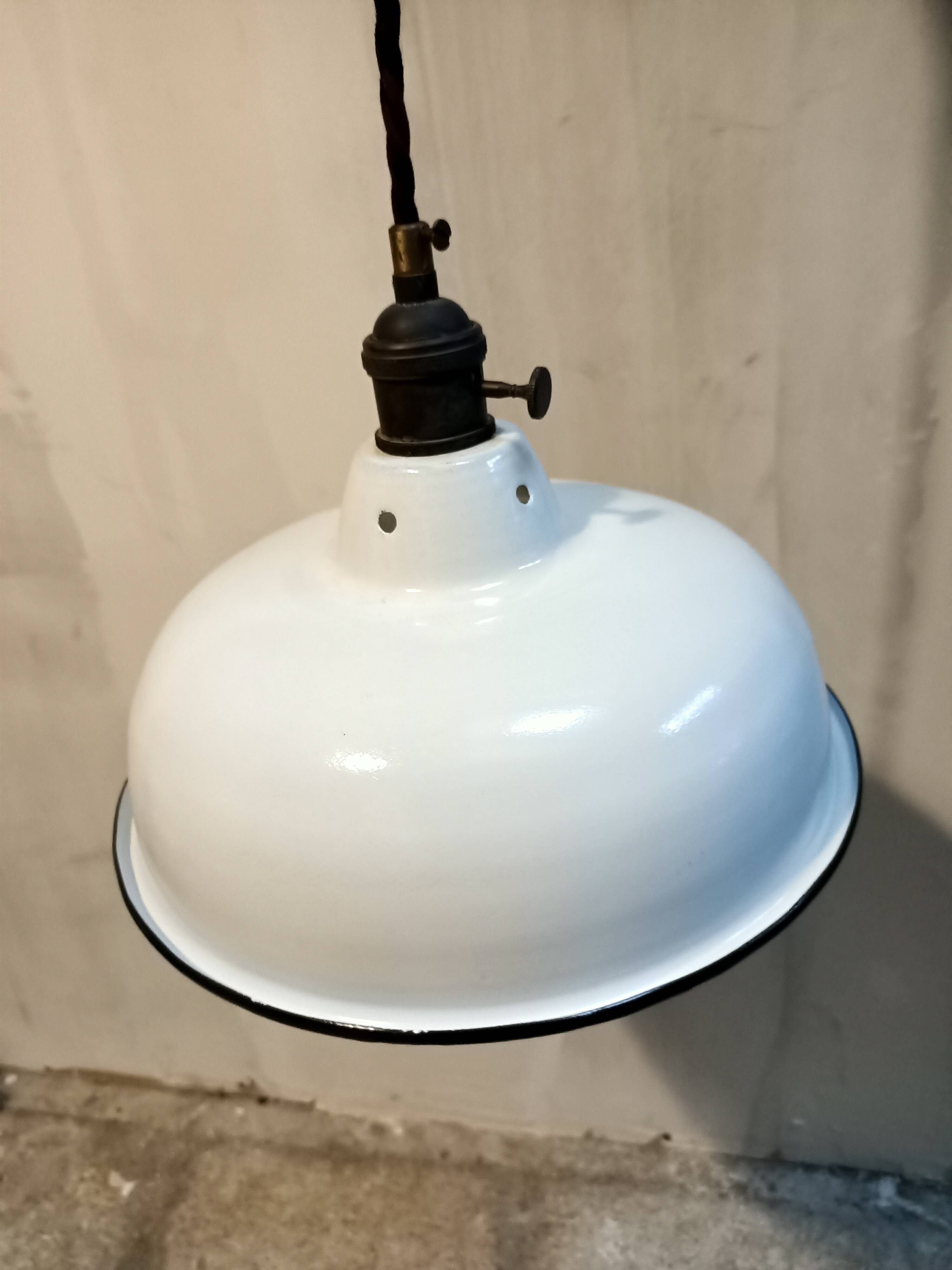 Suspension vintage en tôle émaillée blanc,