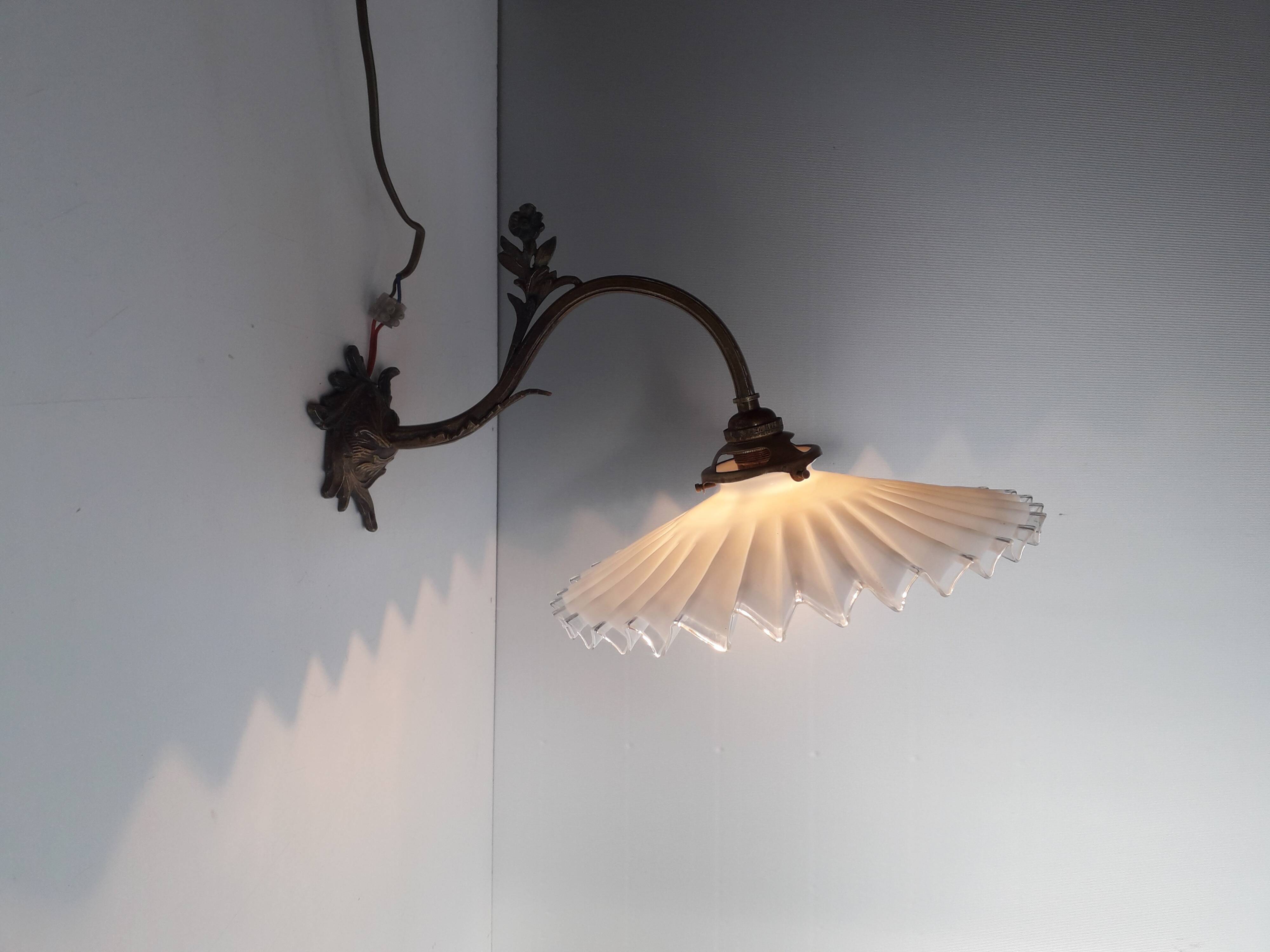 Applique Art nouveau Bronze et opaline plissée.