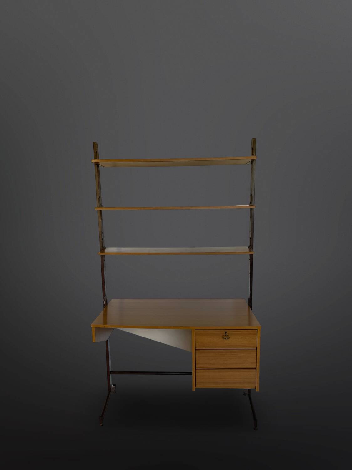 Bibliothèque italienne du milieu du siècle avec bureau.