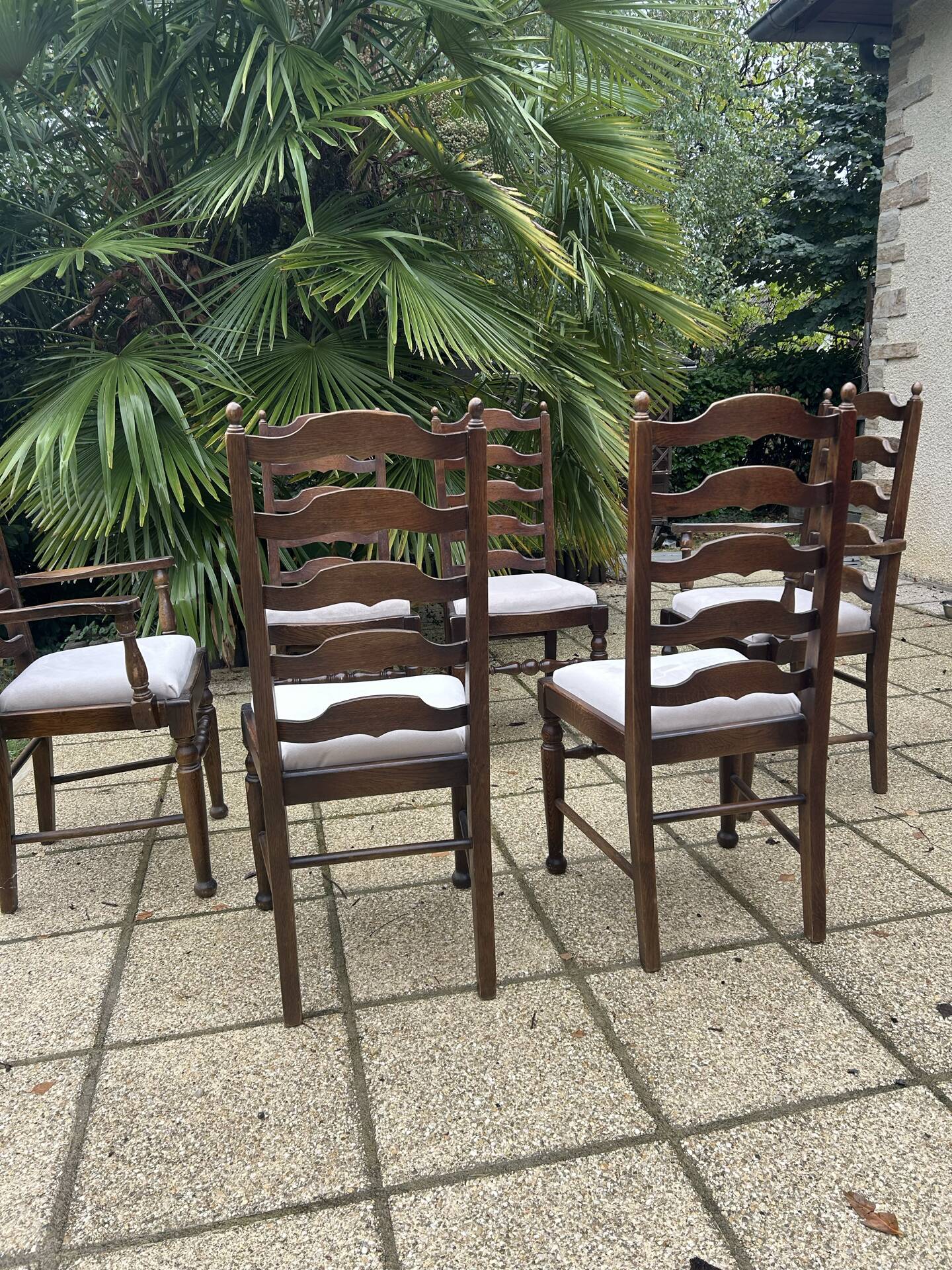 Ensemble de 6 chaises de salle à manger en chêne ancien rembourrées, comprenant 2 fauteuils.