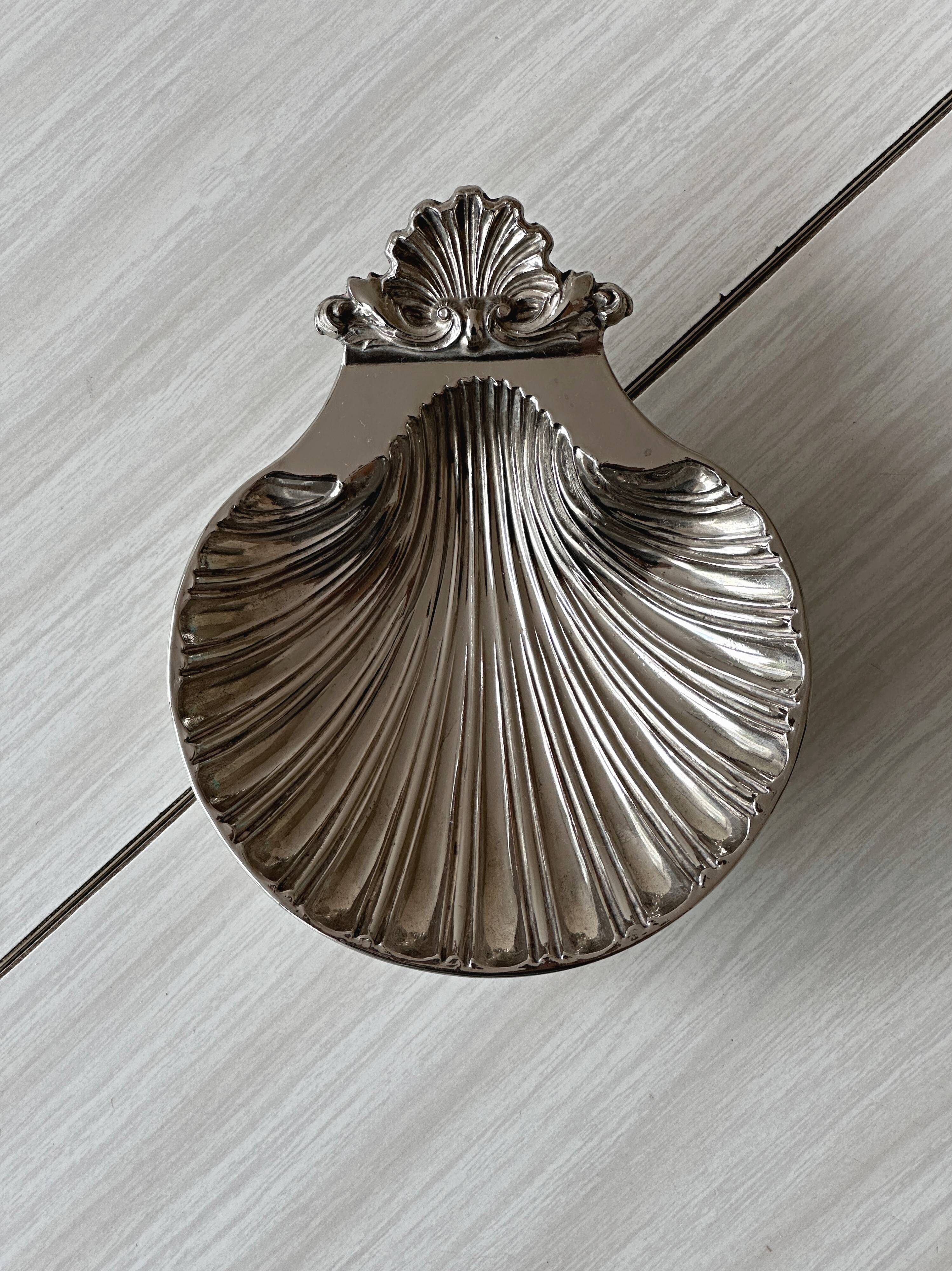 silver shell-shaped dish, shell-shaped pocket tray