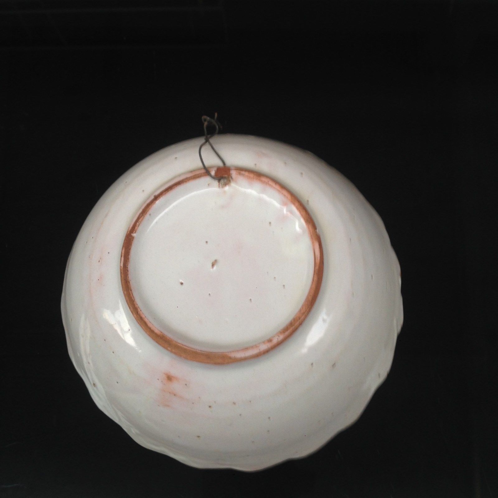 Flat hollow earthenware