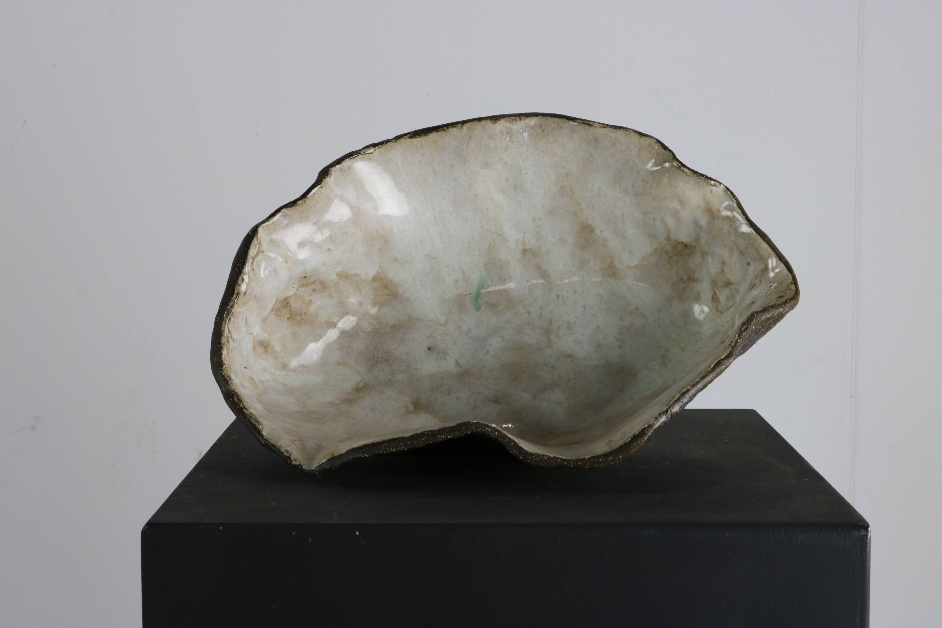 Fat Lava oyster bowl with 5th leg in red