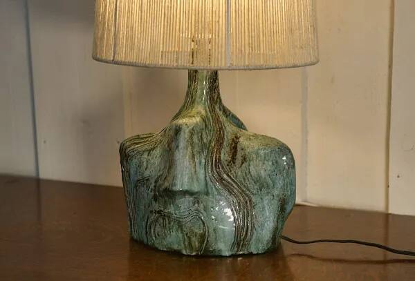 Lampe en céramique brutaliste signée avec abat-jour en lin 1950’s