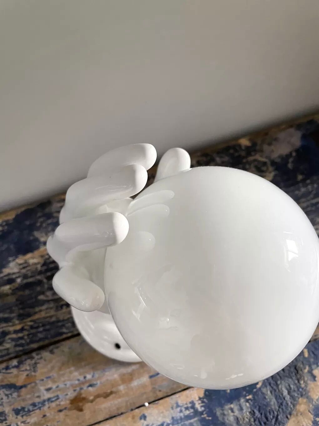 White hand ceramic wall lamp