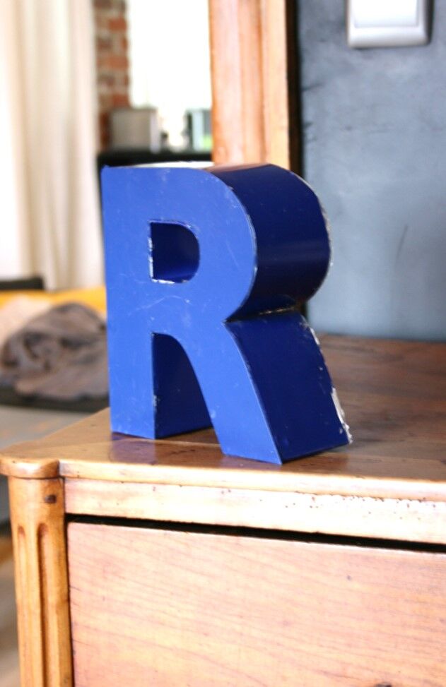 Vintage blue sign letter R