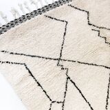 Beni Ouarain Moroccan Berber rug with black patterns