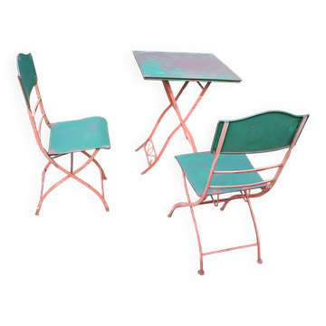 Mid century distressed painted iron garden table and 2 chairs, 1960s