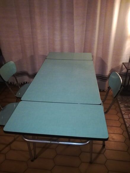 Set table and chairs in formica
