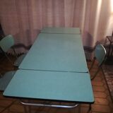 Set table and chairs in formica