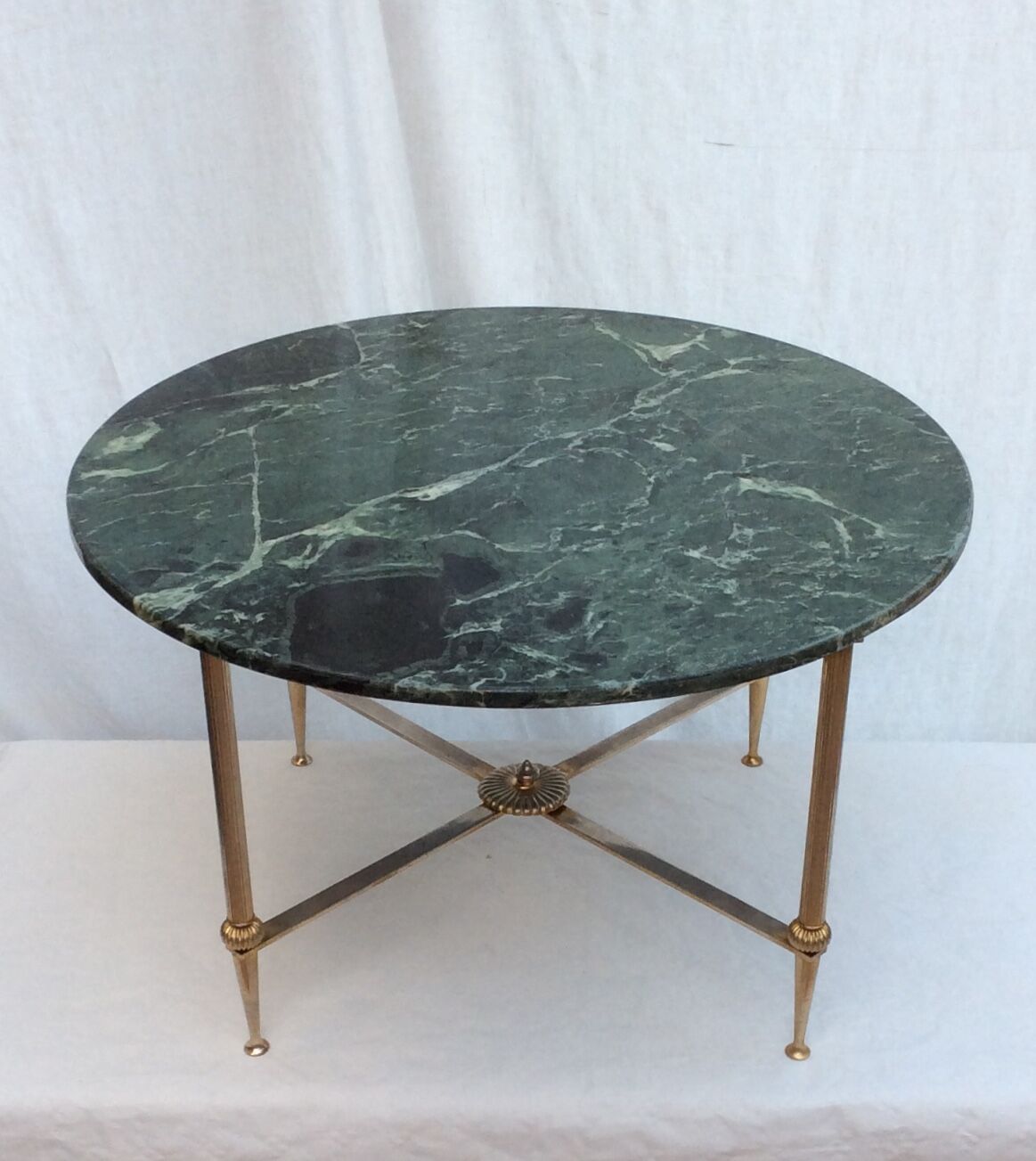 Table basse ronde en laiton doré avec un plateau en marbre dimension : hauteur -40,5cm- diamètre -69