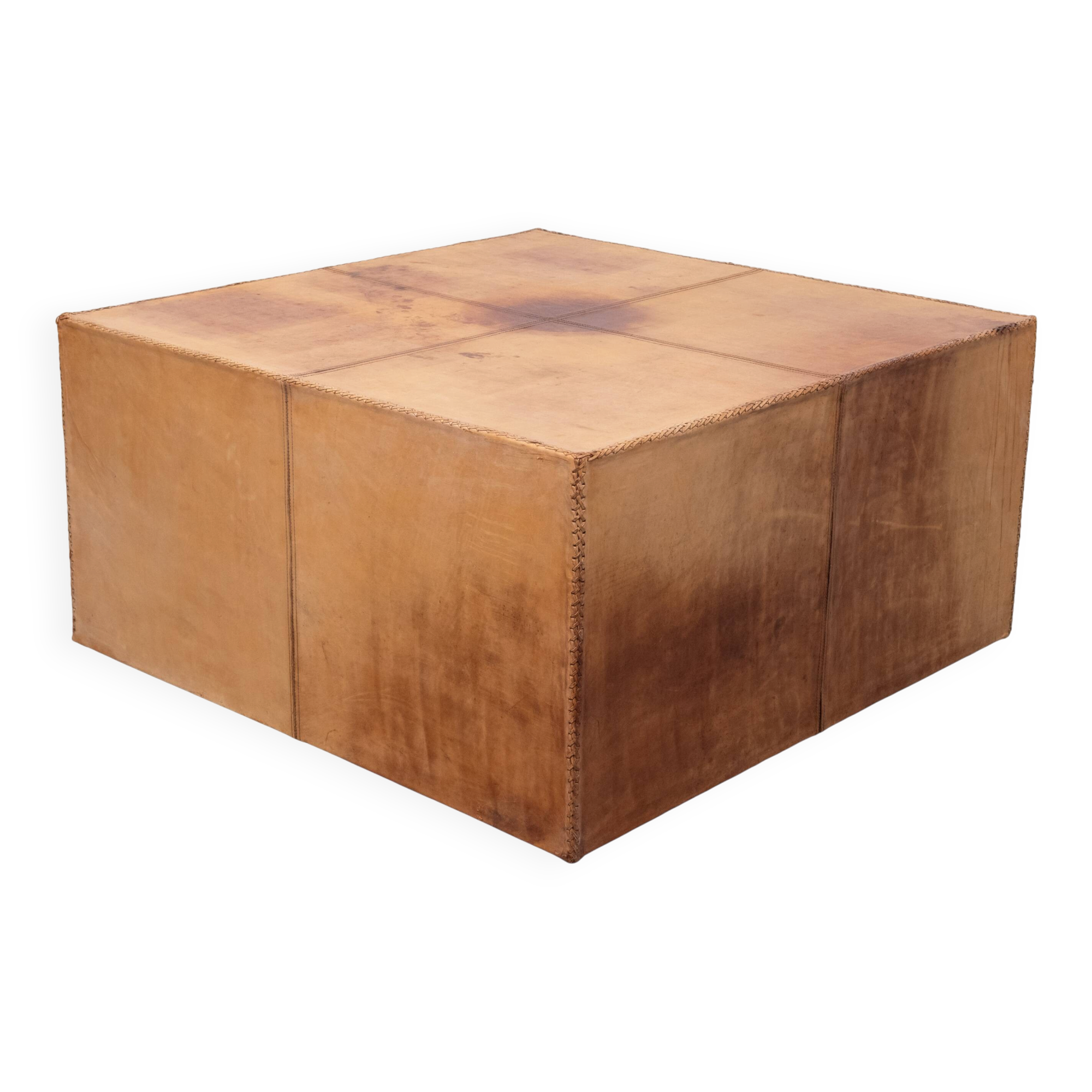 Table basse en cuir cognac à grands points des années 1970, France