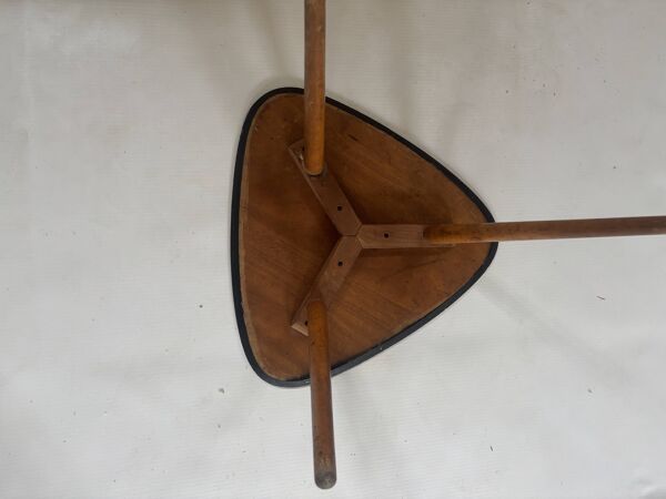 Table basse vintage – Forme libre & piètement triode