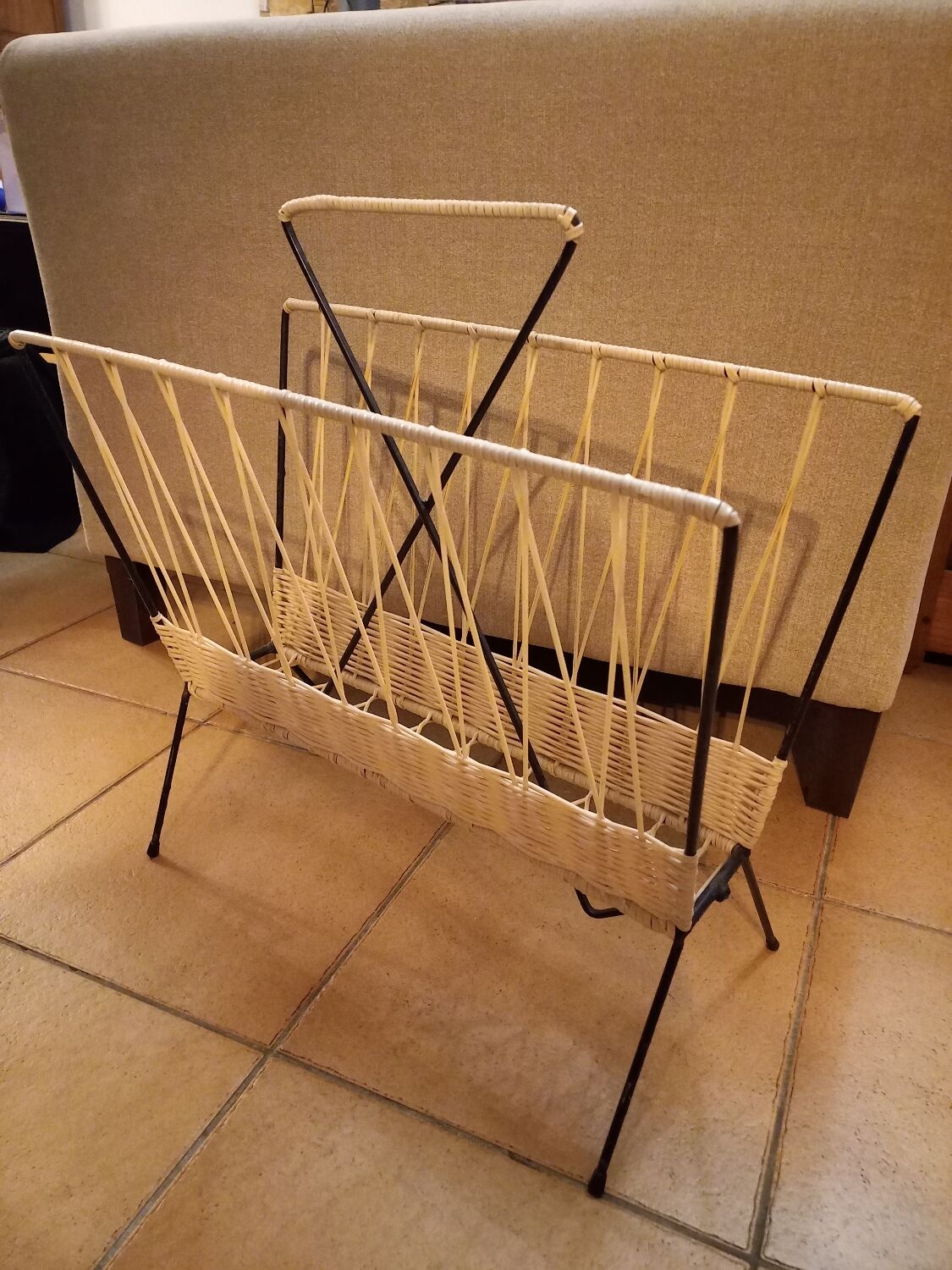 Vintage scoubidou and metal magazine holder