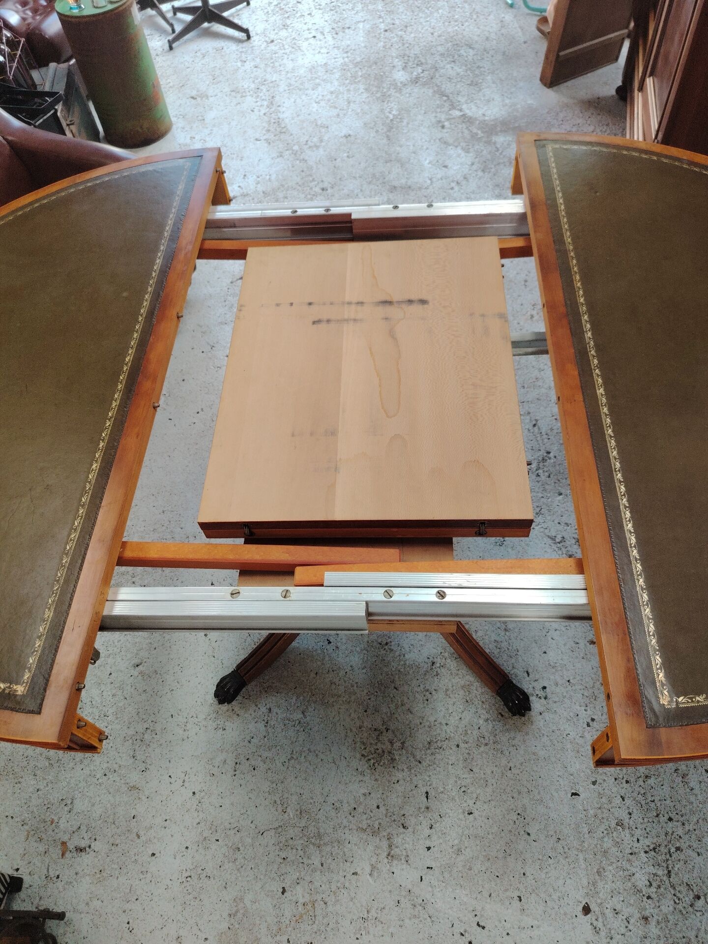 Round Regency dining table in mahogany and green leather with extensions - 20th century