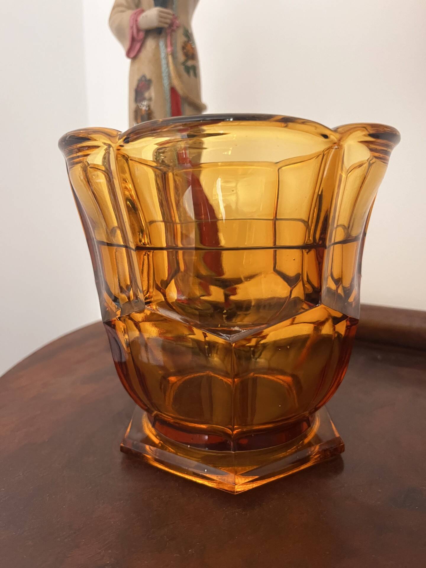 Vase en verre ambré