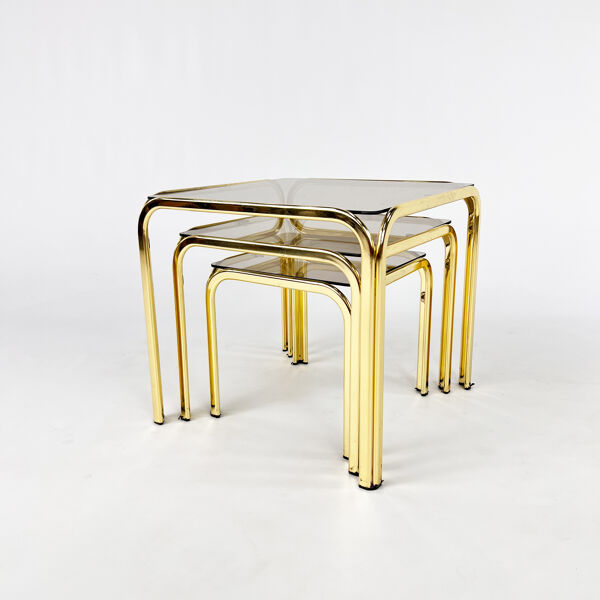Tables gigognes en laiton et verre fumé, années 1970