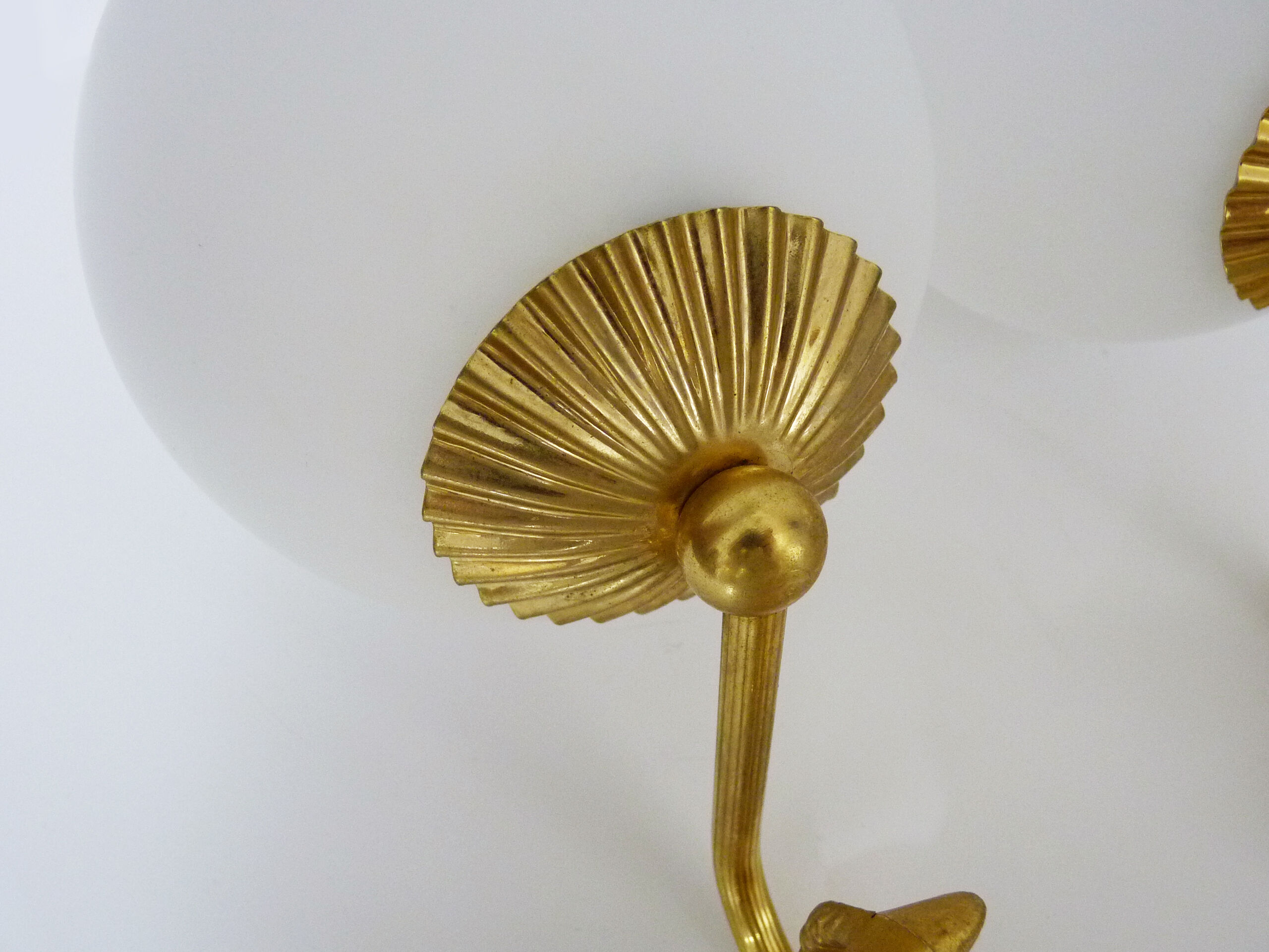 Old pair of wall sconces with carp, brass and globe in white opaline. Year 60