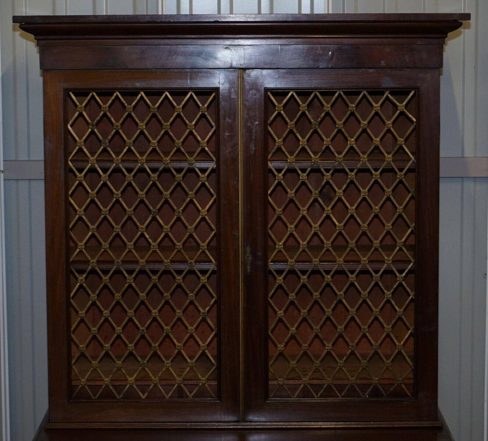 Bibliothèque 19ème siècle en bois dur avec portes en métal bronzé et commode