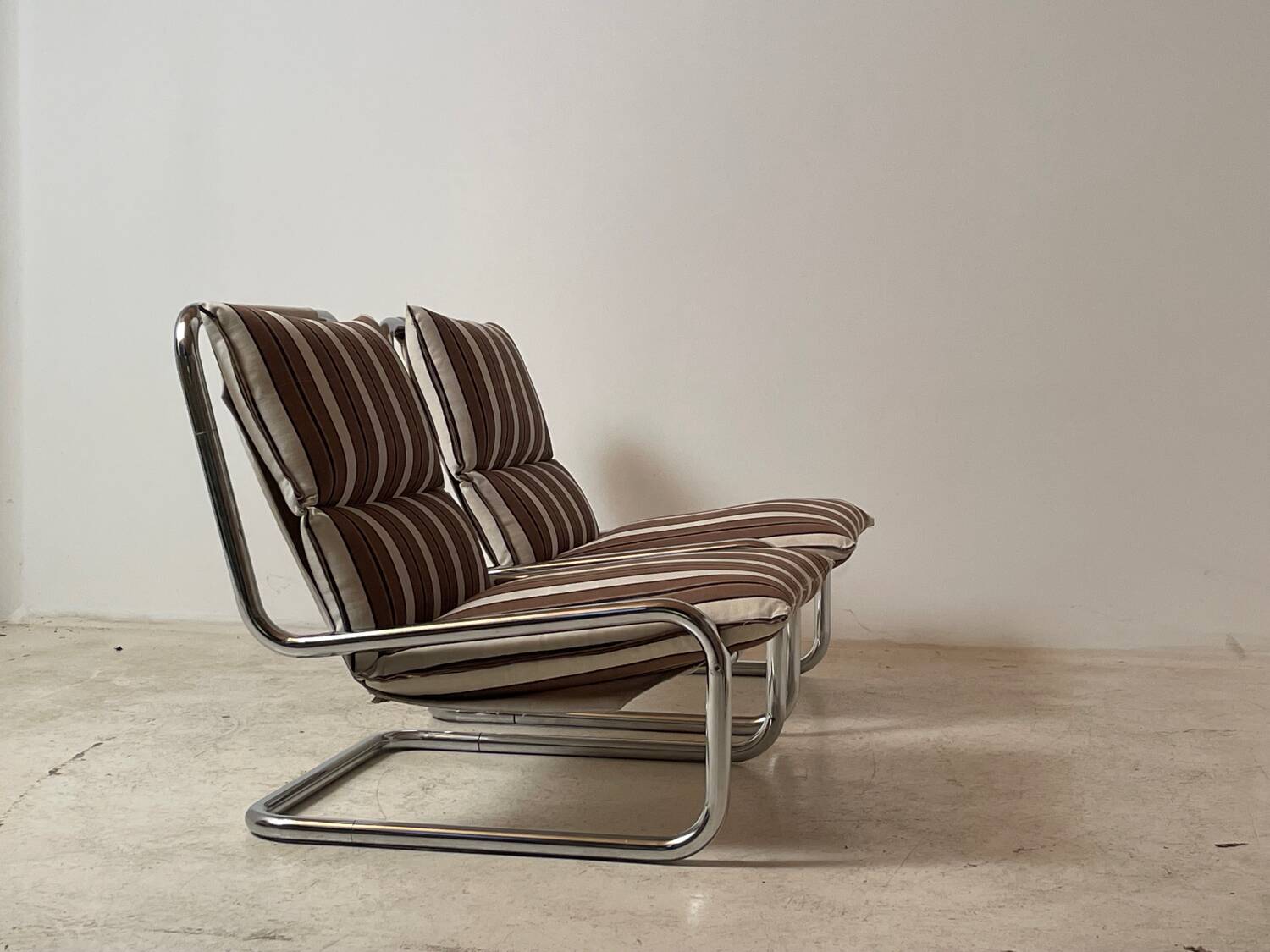 Paire de chauffeuses cantilever 1970