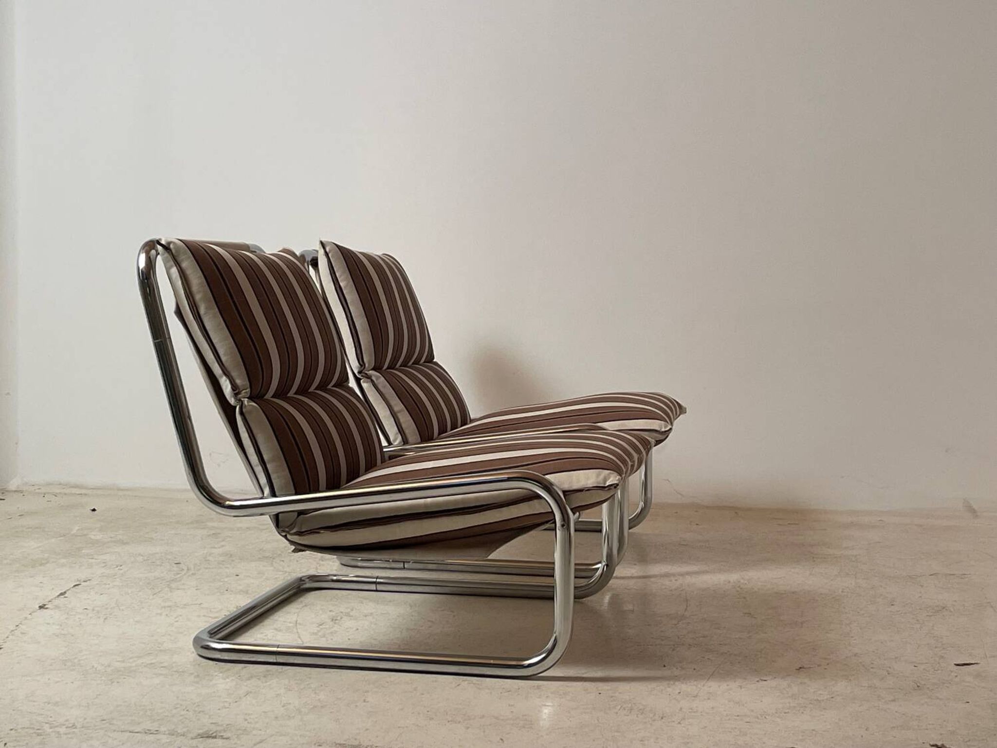 Paire de chauffeuses cantilever 1970